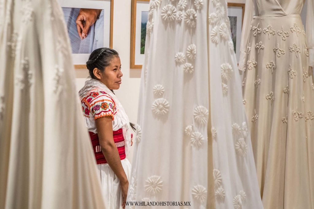 MANOS QUE FLORECEN. Una exhibición de vestidos de novia por Claudia Toffano y artesanas de Cuetzalan, Puebla