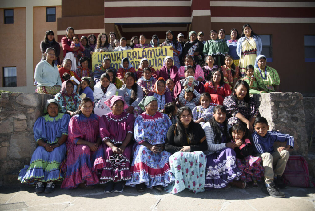 Artesanía en resistencia: Primer encuentro de mujeres costureras rarámuri.